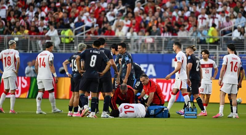 Paraguay forması giyen Matias Galarza, Dünya Kupası tarihinde bir maçın ilk 15 dakikası dolmadan hem gol atan hem de sarı kart gören ilk oyuncu oldu.
